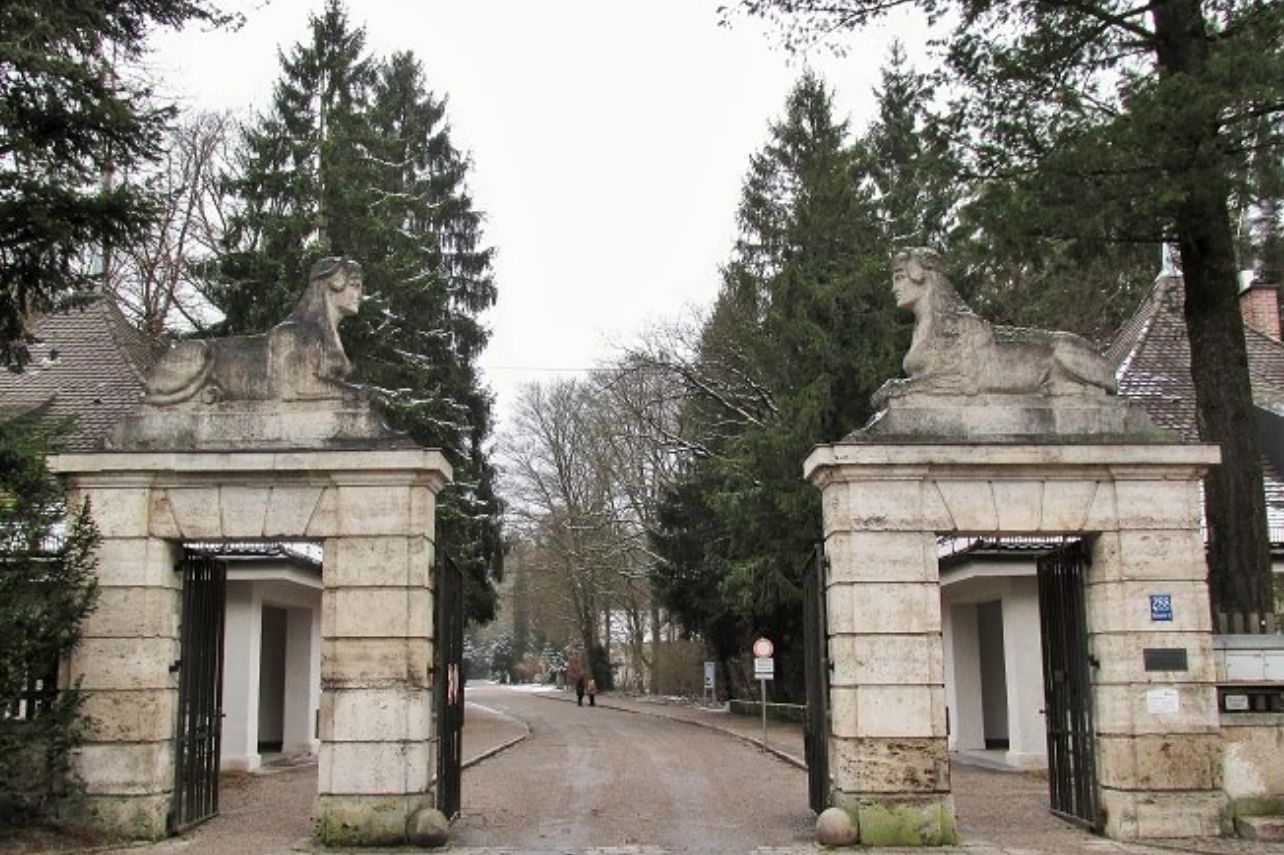Vstupná brána cintorínu Waldfriedhof